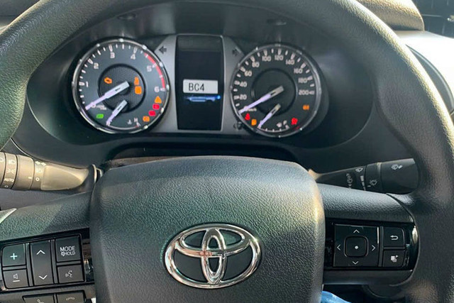 Cận cảnh Toyota Hilux 2023 tăng giá tới 178 triệu đồng tại Việt Nam - Hình 7 Can canh Toyota Hilux 2023 tang gia toi 178 trieu dong tai Viet Nam-Hinh-7