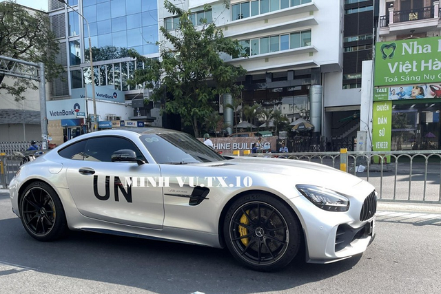Cận cảnh Mercedes-AMG GT R hơn 11 tỷ biển đẹp nhất Việt Nam - Hình 7 Can canh Mercedes-AMG GT R hon 11 ty bien dep nhat Viet Nam-Hinh-7