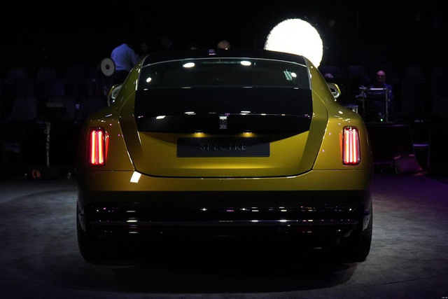 Rolls-Royce Spectre từ 19 tỷ đồng sát Việt Nam, các đại gia "phát thèm" - Hình 3 Rolls-Royce Spectre tu 19 ty dong sat Viet Nam, cac dai gia