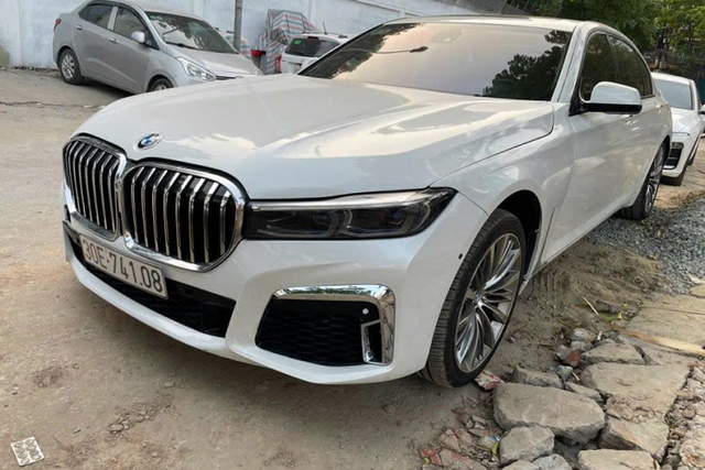 BMW 750Li 'chủ tịch' bán chỉ 600 triệu tại Hà Nội vì... một lý do BMW 750Li 'chu tich' ban chi 600 trieu tai Ha Noi vi... mot ly do