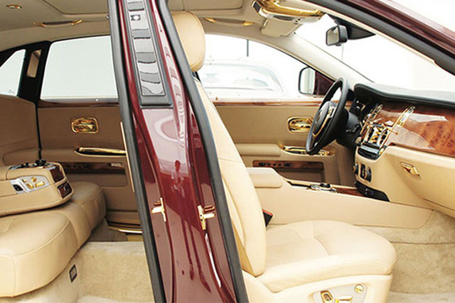Rolls-Royce Ghost mạ vàng của ông Trịnh Văn Quyết đã có đại gia mua - Hình 4 Rolls-Royce Ghost ma vang cua ong Trinh Van Quyet da co dai gia mua-Hinh-4