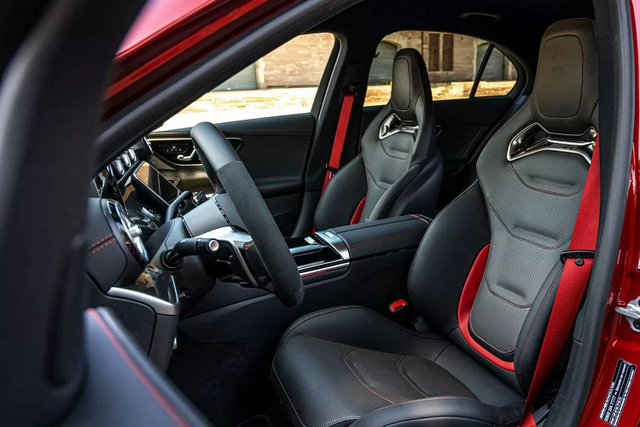 Chi tiết Mercedes-AMG C43 2023 1,4 tỷ đồng - Hình 8 Chi tiet Mercedes-AMG C43 2023 1,4 ty dong-Hinh-8