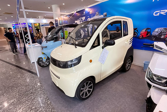 Cận cảnh ôtô điện Trung Quốc giá 100 triệu đồng tại Việt Nam - Hình 9 Can canh oto dien Trung Quoc gia 100 trieu dong tai Viet Nam-Hinh-9