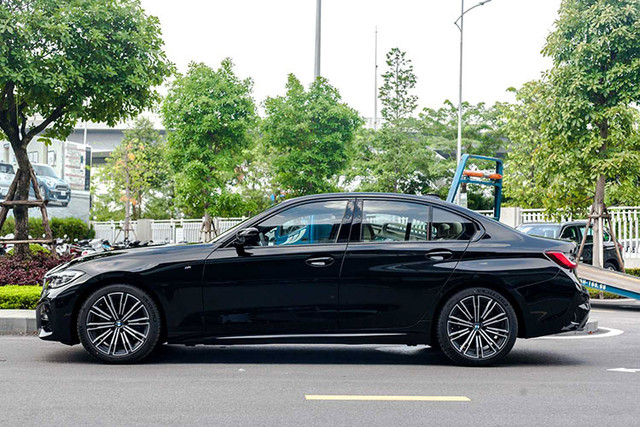 BMW 3-Series tại Việt Nam đang rẻ hơn Toyota Camry? - Hình 2 BMW 3-Series tai Viet Nam dang re hon Toyota Camry?-Hinh-2
