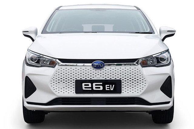 "Soi" MPV thuần điện BYD e6 2023 từ 784 triệu đồng Đông Nam Á - Hình 4 BYD e6 2023 là mẫu MPV thuần điện nên nó gần như không có đối thủ trực tiếp tại thị trường Thái Lan. Nếu so về kích thước, BYD e6 2023 có thể cạnh tranh với Mitsubishi Xpander hay Toyota Veloz. Cụ thể, BYD e6 2023 có chiều dài 4.695 mm, chiều rộng 1.810 mm, chiều cao 1.670 mm, chiều dài cơ sở 2.800 mm và chiều cao gầm 145 mm.