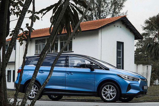 "Soi" MPV thuần điện BYD e6 2023 từ 784 triệu đồng Đông Nam Á - Hình 13 Thời gian sạc đầy pin bằng bộ sạc chậm AC 6,6 kW là 12,5 tiếng. Xe còn có phanh đĩa trên cả 4 bánh. BYD e6 2023 sẽ được áp dụng chính sách bảo hành 8 năm hoặc 500.000 km cho pin, tùy theo điều kiện nào đến trước. Trong khi đó, chính sách bảo hành cho xe là 6 năm hoặc 150.000 km. Trong năm nay, sẽ có tổng cộng 1.500 chiếc MPV thuần điện này được nhập khẩu vào Thái Lan.