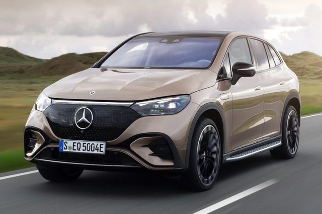 "Soi" loạt ôtô mới sắp ra mắt Việt Nam ngay trong tháng 9/2023 - Hình 6 Mercedes-Benz EQE SUV Tương tự EQB, Mercedes-Benz EQE SUV cũng sẽ chính thức ra mắt Việt Nam trong triển lãm xe The Avantgarde 2023. So với EQB, EQE SUV có kích thước lớn hơn và giá bán cao hơn, lên đến 3,999 tỷ đồng. Mercedes-Benz EQE SUV tại Việt Nam chỉ có 1 phiên bản là EQE 500 4Matic SUV. Mẫu xe này dùng mô-tơ điện mạnh 300 kW (khoảng 408 mã lực) và 858 Nm. Xe cũng có hệ dẫn động 4 bánh toàn thời gian.