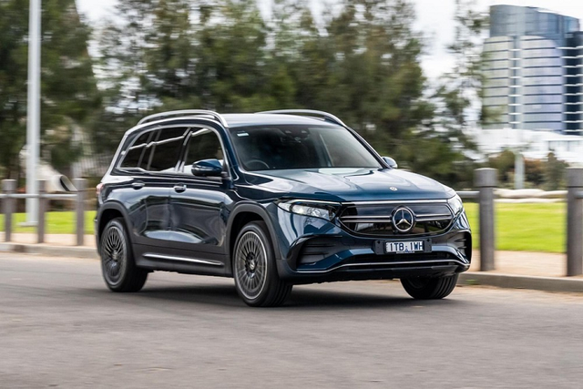 "Soi" loạt ôtô mới sắp ra mắt Việt Nam ngay trong tháng 9/2023 - Hình 5 Mercedes-Benz EQB Trong triển lãm xe và nghệ thuật The Avantgarde 2023 do Mercedes-Benz tổ chức vào ngày 23/9 tới đây, mẫu SUV điện hạng sang EQB sẽ chính thức được giới thiệu với khách hàng Việt. Tại Việt Nam, mẫu xe này chỉ có 1 phiên bản là EQB 250 và giá bán khởi điểm 2,289 tỷ đồng.