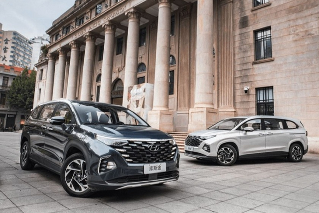 "Soi" loạt ôtô mới sắp ra mắt Việt Nam ngay trong tháng 9/2023 - Hình 10 Hyundai Custo Theo thông tin từ một số đại lý, trong tháng 9 năm nay, danh mục sản phẩm của thương hiệu Hyundai ở Việt Nam sẽ được mở rộng với 2 cái tên mới, trong đó có Custo. Là sản phẩm của liên doanh Beijing Hyundai tại Trung Quốc, Custo thuộc phân khúc MPV cỡ lớn, dự kiến cạnh tranh với Kia Carnival. Tại Việt Nam, Hyundai Custo được dự đoán có giá bán trên dưới 1 tỷ đồng. Hiện chưa rõ mẫu MPV này sẽ được lắp ráp trong nước hay nhập khẩu nguyên chiếc.