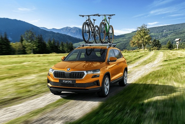 "Soi" loạt ôtô mới sắp ra mắt Việt Nam ngay trong tháng 9/2023 - Hình 4 Skoda Karoq So với Kodiaq, Skoda Karoq có kích thước nhỏ hơn và thuộc phân khúc SUV cỡ C, tương tự Honda CR-V và Mazda CX-5. Theo nhân viên tư vấn bán hàng tại đại lý, mẫu xe này cũng có 2 phiên bản là Ambition 1.4 TSI Turbo và Style 1.4 TSI Turbo với giá bán tương ứng 1,07 tỷ và 1,15 tỷ đồng.