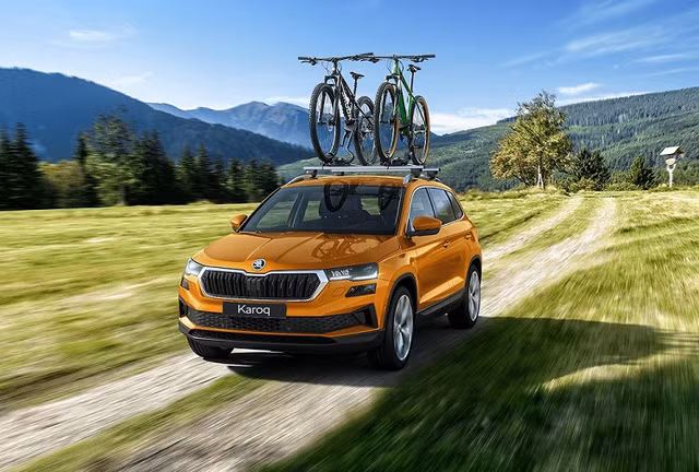 Skoda Karoq So với Kodiaq, Skoda Karoq có kích thước nhỏ hơn và thuộc phân khúc SUV cỡ C, tương tự Honda CR-V và Mazda CX-5. Theo nhân viên tư vấn bán hàng tại đại lý, mẫu xe này cũng có 2 phiên bản là Ambition 1.4 TSI Turbo và Style 1.4 TSI Turbo với giá bán tương ứng 1,07 tỷ và 1,15 tỷ đồng.