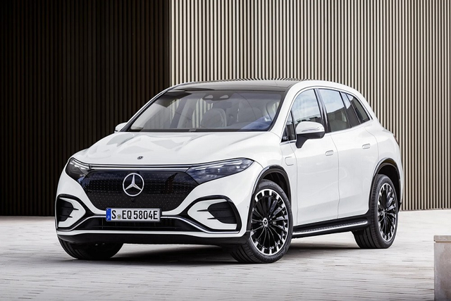 "Soi" loạt ôtô mới sắp ra mắt Việt Nam ngay trong tháng 9/2023 - Hình 7 Mercedes-Benz EQS SUV Sau sedan thuần điện hạng sang EQS, Mercedes-Benz sẽ tiếp tục giới thiệu phiên bản SUV của mẫu xe này trong triển lãm xe và nghệ thuật The Avantgarde 2023. Mercedes-Benz EQS SUV tại Việt Nam chỉ có 1 phiên bản là EQS 500 4Matic SUV và giá bán 4,999 tỷ đồng. Mercedes-Benz EQS 500 4Matic SUV được trang bị mô-tơ điện với công suất tối đa 330 kW (khoảng 443 mã lực) và mô-men xoắn cực đại 828 Nm. Ngoài ra, xe còn có hệ dẫn động 4 bánh toàn thời gian 4Matic.