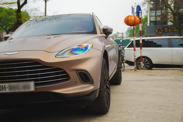 Cận cảnh dàn xe SUV trăm tỷ đồng xuất hiện trên 1 con phố ở Hà Nội - Hình 3 Can canh dan xe SUV tram ty dong xuat hien tren 1 con pho o Ha Noi-Hinh-3