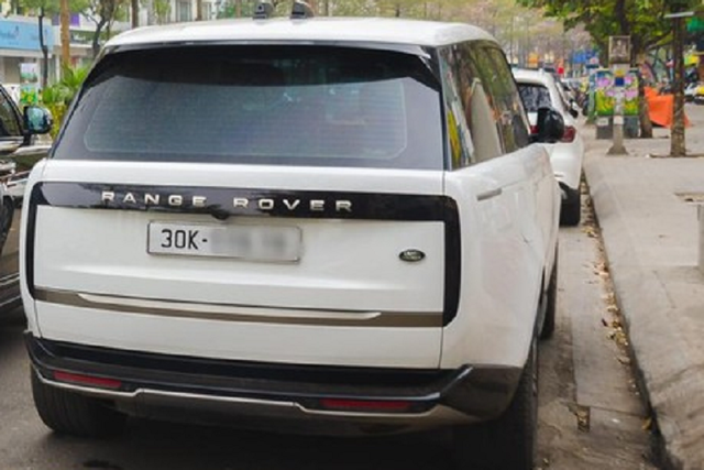 Cận cảnh dàn xe SUV trăm tỷ đồng xuất hiện trên 1 con phố ở Hà Nội - Hình 9 Can canh dan xe SUV tram ty dong xuat hien tren 1 con pho o Ha Noi-Hinh-9