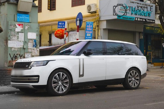 Cận cảnh dàn xe SUV trăm tỷ đồng xuất hiện trên 1 con phố ở Hà Nội - Hình 11 Can canh dan xe SUV tram ty dong xuat hien tren 1 con pho o Ha Noi-Hinh-11