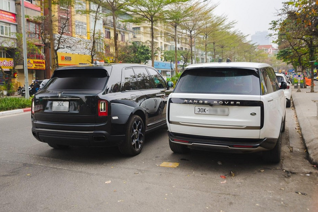 Cận cảnh dàn xe SUV trăm tỷ đồng xuất hiện trên 1 con phố ở Hà Nội - Hình 7 Can canh dan xe SUV tram ty dong xuat hien tren 1 con pho o Ha Noi-Hinh-7