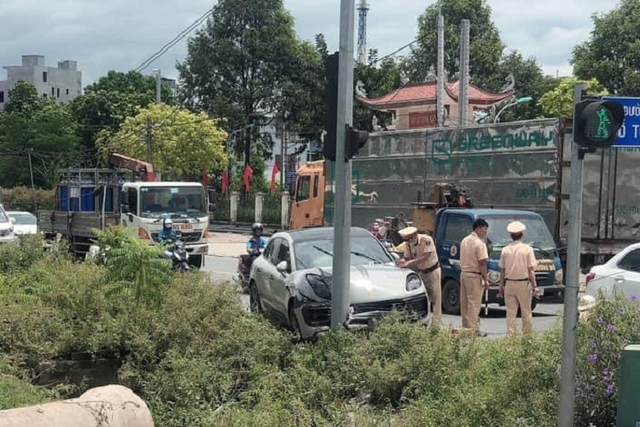 Chi tiết Porsche Macan S của hậu vệ Văn Thanh gặp nạn nát đầu - Hình 2 Chi tiet Porsche Macan S cua hau ve Van Thanh gap nan nat dau-Hinh-2