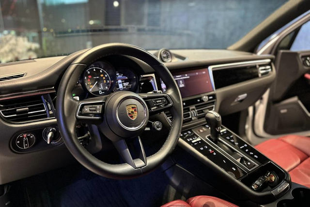 Chi tiết Porsche Macan S của hậu vệ Văn Thanh gặp nạn nát đầu - Hình 4 Chi tiet Porsche Macan S cua hau ve Van Thanh gap nan nat dau-Hinh-4