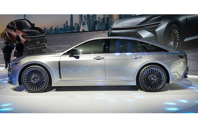 Toyota Crown Sedan 2024 thế hệ mới chốt lịch ra mắt - Hình 2 Toyota Crown Sedan 2024 the he moi chot lich ra mat-Hinh-2