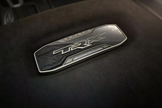 Bán tải “khủng long” Ram 1500 TRX Final Edition giá 2,89 tỷ đồng - Hình 8 Ban tai “khung long” Ram 1500 TRX Final Edition gia 2,89 ty dong-Hinh-8