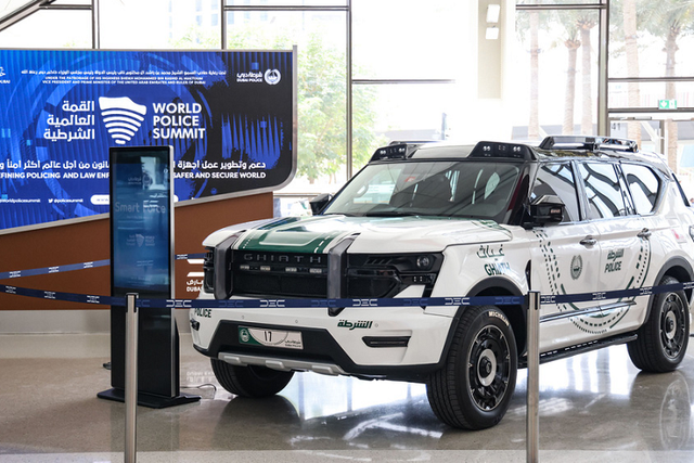 Cận cảnh siêu SUV truy bắt tội phạm của cảnh sát Dubai - Hình 15 Can canh sieu SUV truy bat toi pham cua canh sat Dubai-Hinh-15