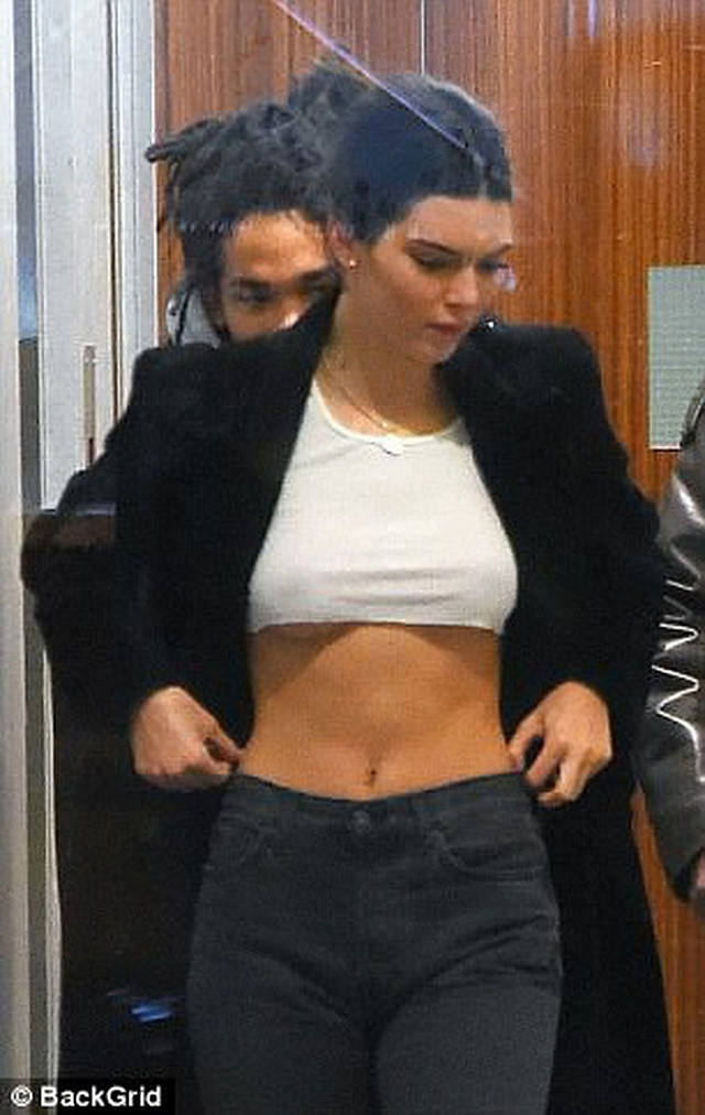Cánh mày râu 'xịt máu mũi' với áo croptop khoe chân ngực của các sao - Hình 9 Canh may rau 'xit mau mui' voi ao croptop khoe chan nguc cua cac sao-Hinh-9