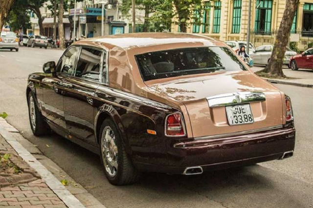 Siêu xe Rolls-Royce Ghost dát vàng giảm gần 1 tỷ đồng vẫn không ai mua - Hình 3 Sieu xe Rolls-Royce Ghost dat vang giam gan 1 ty dong van khong ai mua-Hinh-3