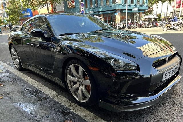 Đại gia Đặng Lê Nguyên Vũ khoe Nissan GT-R gần 9 tỷ đồng ở Sài Gòn Dai gia Dang Le Nguyen Vu khoe Nissan GT-R gan 9 ty dong o Sai Gon