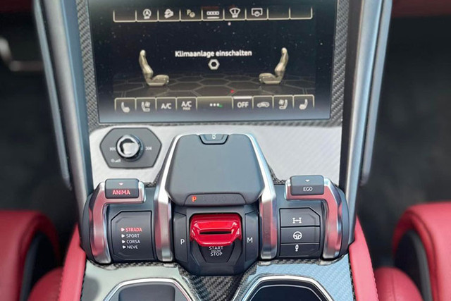 Cận cảnh Lamborghini Urus hơn 20 tỷ màu đen độc nhất ở Sài Gòn - Hình 7 Can canh Lamborghini Urus hon 20 ty mau den doc nhat o Sai Gon-Hinh-7