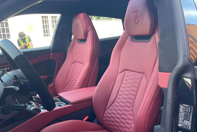 Cận cảnh Lamborghini Urus hơn 20 tỷ màu đen độc nhất ở Sài Gòn - Hình 6 Can canh Lamborghini Urus hon 20 ty mau den doc nhat o Sai Gon-Hinh-6