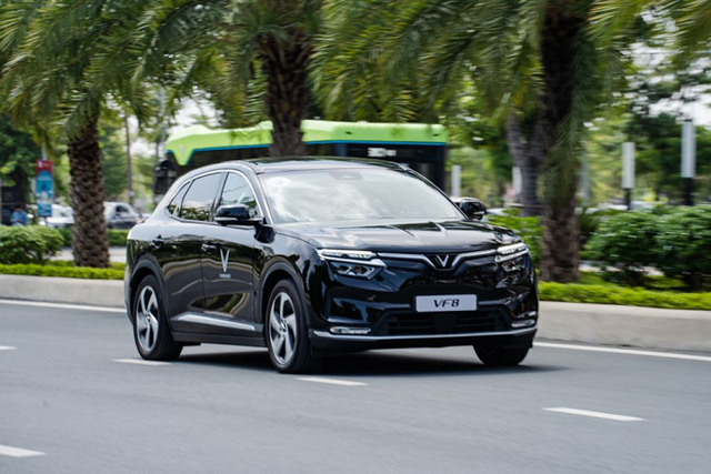 Ấn tượng với SUV điện VinFast VF8 của cầu thủ Đỗ Hùng Dũng tậu từ 1,29 tỷ đồng - Hình 7 An tuong voi SUV dien VinFast VF8 cua cau thu Do Hung Dung tau tu 1,29 ty dong-Hinh-7