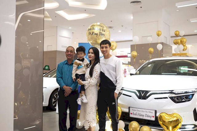 Ấn tượng với SUV điện VinFast VF8 của cầu thủ Đỗ Hùng Dũng tậu từ 1,29 tỷ đồng An tuong voi SUV dien VinFast VF8 cua cau thu Do Hung Dung tau tu 1,29 ty dong