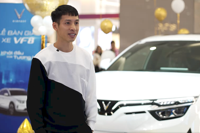 Ấn tượng với SUV điện VinFast VF8 của cầu thủ Đỗ Hùng Dũng tậu từ 1,29 tỷ đồng - Hình 2 An tuong voi SUV dien VinFast VF8 cua cau thu Do Hung Dung tau tu 1,29 ty dong-Hinh-2