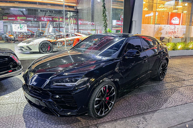 Cận cảnh Lamborghini Urus hơn 20 tỷ màu đen độc nhất ở Sài Gòn Can canh Lamborghini Urus hon 20 ty mau den doc nhat o Sai Gon