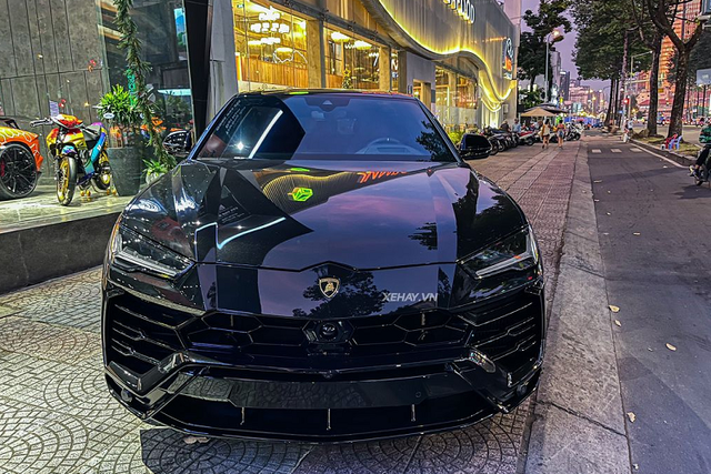 Cận cảnh Lamborghini Urus hơn 20 tỷ màu đen độc nhất ở Sài Gòn - Hình 2 Can canh Lamborghini Urus hon 20 ty mau den doc nhat o Sai Gon-Hinh-2