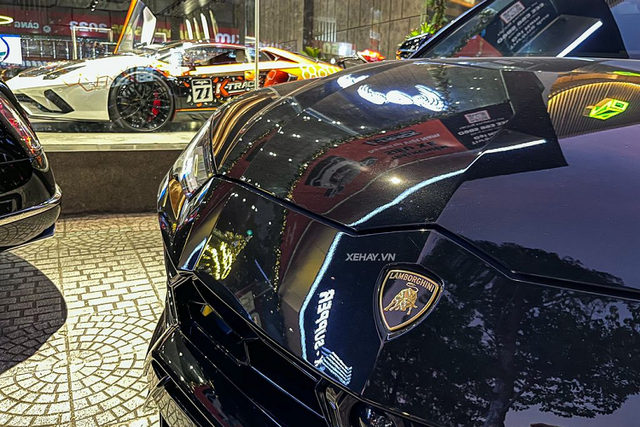 Cận cảnh Lamborghini Urus hơn 20 tỷ màu đen độc nhất ở Sài Gòn - Hình 8 Can canh Lamborghini Urus hon 20 ty mau den doc nhat o Sai Gon-Hinh-8