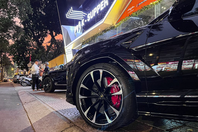 Cận cảnh Lamborghini Urus hơn 20 tỷ màu đen độc nhất ở Sài Gòn - Hình 9 Can canh Lamborghini Urus hon 20 ty mau den doc nhat o Sai Gon-Hinh-9