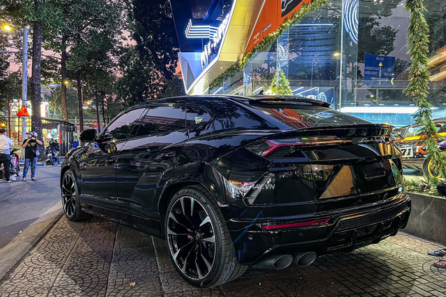 Cận cảnh Lamborghini Urus hơn 20 tỷ màu đen độc nhất ở Sài Gòn - Hình 10 Can canh Lamborghini Urus hon 20 ty mau den doc nhat o Sai Gon-Hinh-10