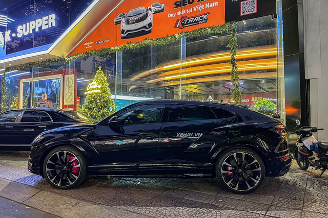 Cận cảnh Lamborghini Urus hơn 20 tỷ màu đen độc nhất ở Sài Gòn - Hình 3 Can canh Lamborghini Urus hon 20 ty mau den doc nhat o Sai Gon-Hinh-3