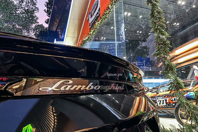 Cận cảnh Lamborghini Urus hơn 20 tỷ màu đen độc nhất ở Sài Gòn - Hình 4 Can canh Lamborghini Urus hon 20 ty mau den doc nhat o Sai Gon-Hinh-4