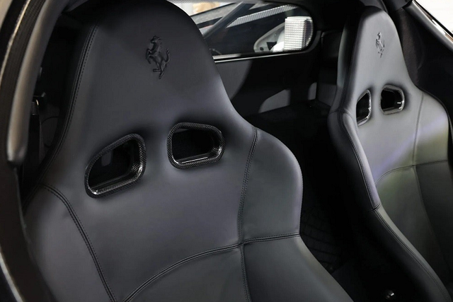 Cận cảnh chiếc Ferrari Enzo màu đen nhám độc nhất vô nhị - Hình 5 Can canh chiec Ferrari Enzo mau den nham doc nhat vo nhi-Hinh-5