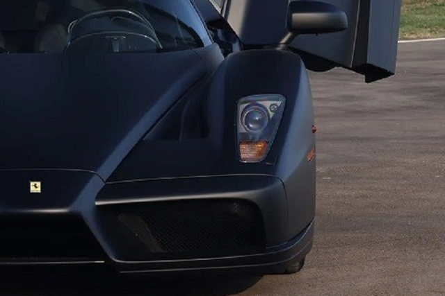 Cận cảnh chiếc Ferrari Enzo màu đen nhám độc nhất vô nhị - Hình 4 Can canh chiec Ferrari Enzo mau den nham doc nhat vo nhi-Hinh-4