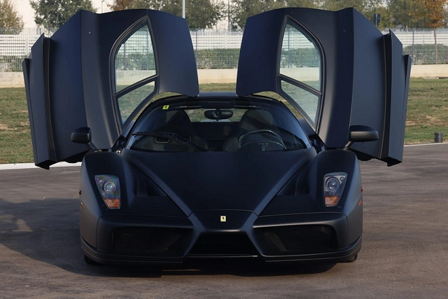 Cận cảnh chiếc Ferrari Enzo màu đen nhám độc nhất vô nhị - Hình 2 Can canh chiec Ferrari Enzo mau den nham doc nhat vo nhi-Hinh-2