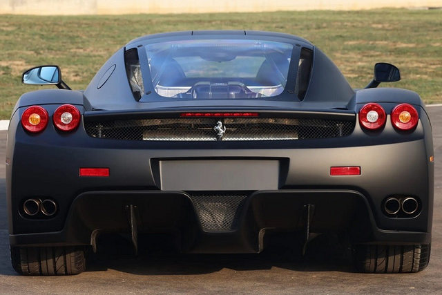Cận cảnh chiếc Ferrari Enzo màu đen nhám độc nhất vô nhị - Hình 11 Can canh chiec Ferrari Enzo mau den nham doc nhat vo nhi-Hinh-11