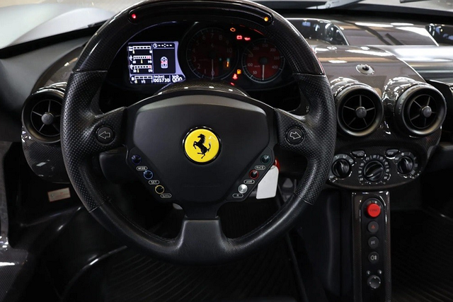 Cận cảnh chiếc Ferrari Enzo màu đen nhám độc nhất vô nhị - Hình 6 Can canh chiec Ferrari Enzo mau den nham doc nhat vo nhi-Hinh-6