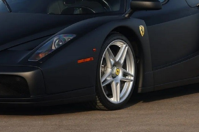 Cận cảnh chiếc Ferrari Enzo màu đen nhám độc nhất vô nhị - Hình 8 Can canh chiec Ferrari Enzo mau den nham doc nhat vo nhi-Hinh-8