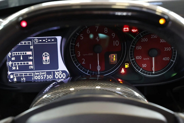 Cận cảnh chiếc Ferrari Enzo màu đen nhám độc nhất vô nhị - Hình 9 Can canh chiec Ferrari Enzo mau den nham doc nhat vo nhi-Hinh-9