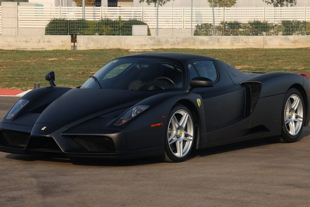Cận cảnh chiếc Ferrari Enzo màu đen nhám độc nhất vô nhị - Hình 7 Can canh chiec Ferrari Enzo mau den nham doc nhat vo nhi-Hinh-7