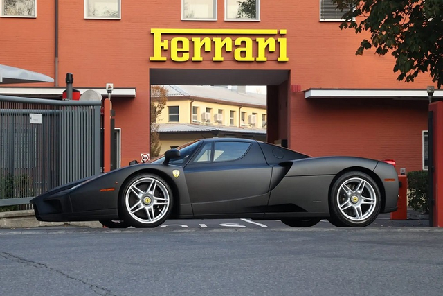 Cận cảnh chiếc Ferrari Enzo màu đen nhám độc nhất vô nhị Can canh chiec Ferrari Enzo mau den nham doc nhat vo nhi