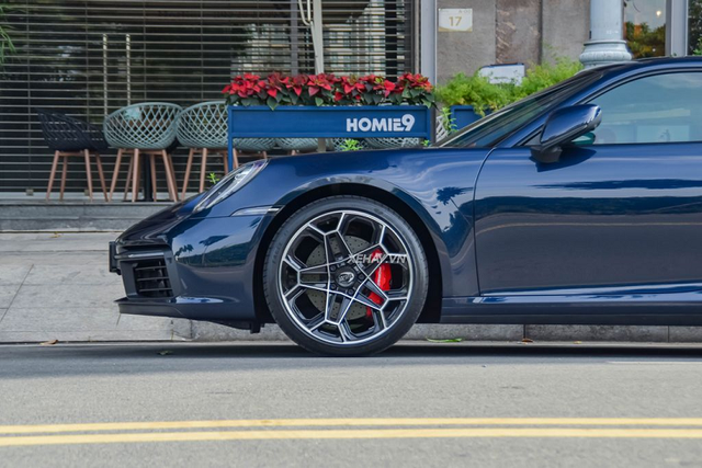 Porsche 911 Carrera 4S độ mâm Daytona II xuất hiện trên phố Sài Gòn - Hình 5 Porsche 911 Carrera 4S do mam Daytona II xuat hien tren pho Sai Gon-Hinh-5